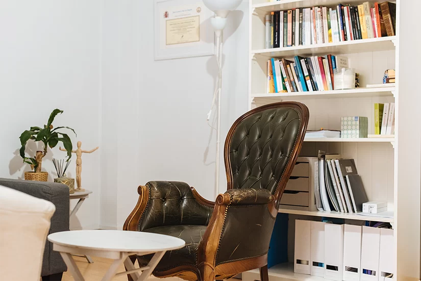 Rincón de trabajo de la consulta con librería